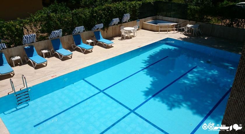 نمای استخر روباز هتل